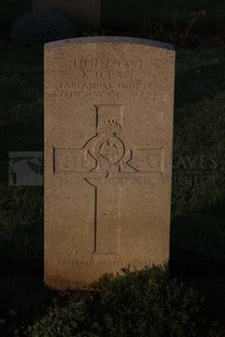 RUE-DES-BERCEAUX MILITARY CEMETERY, RICHEBOURG-L'AVOUE - EAST, KINGSLEY DUNMORE