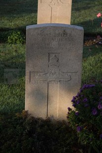 RUE-DES-BERCEAUX MILITARY CEMETERY, RICHEBOURG-L'AVOUE - FAULKNER, W H