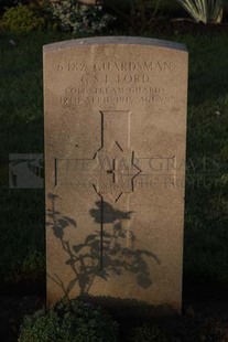 RUE-DES-BERCEAUX MILITARY CEMETERY, RICHEBOURG-L'AVOUE - FORD, C S F