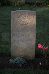 RUE-DES-BERCEAUX MILITARY CEMETERY, RICHEBOURG-L'AVOUE - FRANCIS, T J