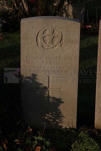 RUE-DES-BERCEAUX MILITARY CEMETERY, RICHEBOURG-L'AVOUE - FYFE, J