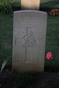 RUE-DES-BERCEAUX MILITARY CEMETERY, RICHEBOURG-L'AVOUE - GARNER, WILLIAM