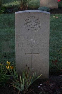 RUE-DES-BERCEAUX MILITARY CEMETERY, RICHEBOURG-L'AVOUE - HACKNEY, T