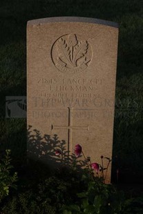 RUE-DES-BERCEAUX MILITARY CEMETERY, RICHEBOURG-L'AVOUE - HICKMAN, J