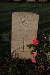 RUE-DES-BERCEAUX MILITARY CEMETERY, RICHEBOURG-L'AVOUE - HUNTER, E