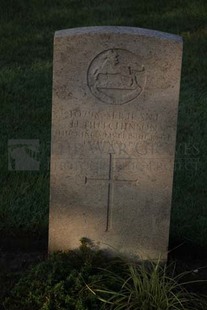 RUE-DES-BERCEAUX MILITARY CEMETERY, RICHEBOURG-L'AVOUE - HUTCHINSON, HUGH