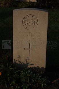 RUE-DES-BERCEAUX MILITARY CEMETERY, RICHEBOURG-L'AVOUE - JOHNSON, G T