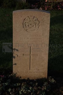 RUE-DES-BERCEAUX MILITARY CEMETERY, RICHEBOURG-L'AVOUE - JOHNSON, H J