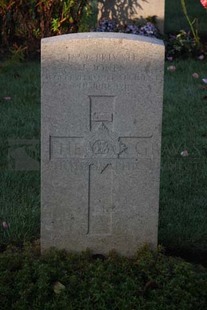 RUE-DES-BERCEAUX MILITARY CEMETERY, RICHEBOURG-L'AVOUE - JONES, J