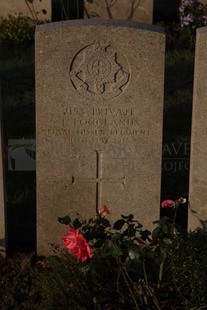 RUE-DES-BERCEAUX MILITARY CEMETERY, RICHEBOURG-L'AVOUE - LONGLANDS, T