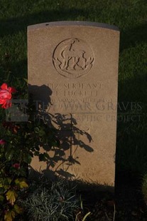 RUE-DES-BERCEAUX MILITARY CEMETERY, RICHEBOURG-L'AVOUE - LUCKETT, A E