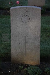 RUE-DES-BERCEAUX MILITARY CEMETERY, RICHEBOURG-L'AVOUE - LYLE, A E