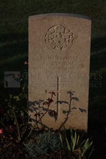 RUE-DES-BERCEAUX MILITARY CEMETERY, RICHEBOURG-L'AVOUE - MANNING, E