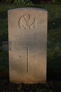 RUE-DES-BERCEAUX MILITARY CEMETERY, RICHEBOURG-L'AVOUE - NEWLING, F A
