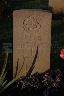 RUE-DES-BERCEAUX MILITARY CEMETERY, RICHEBOURG-L'AVOUE - NUNNE, E W
