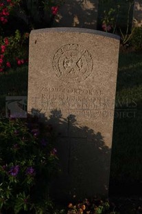 RUE-DES-BERCEAUX MILITARY CEMETERY, RICHEBOURG-L'AVOUE - ROBERTSON, ROBERT HORSBURGH