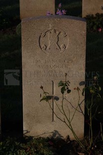RUE-DES-BERCEAUX MILITARY CEMETERY, RICHEBOURG-L'AVOUE - RODGER, W