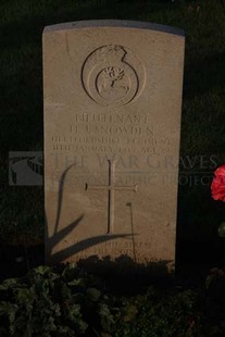 RUE-DES-BERCEAUX MILITARY CEMETERY, RICHEBOURG-L'AVOUE - SNOWDEN, HARCOURT JOHN