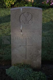 RUE-DES-BERCEAUX MILITARY CEMETERY, RICHEBOURG-L'AVOUE - THOMAS, W