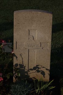 RUE-DES-BERCEAUX MILITARY CEMETERY, RICHEBOURG-L'AVOUE - UNWIN, H