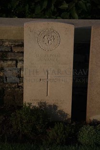 RUE-DES-BERCEAUX MILITARY CEMETERY, RICHEBOURG-L'AVOUE - VANCE, A