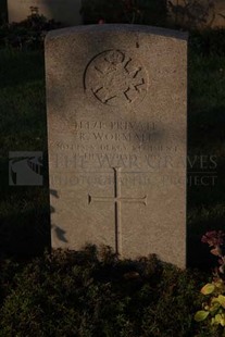 RUE-DES-BERCEAUX MILITARY CEMETERY, RICHEBOURG-L'AVOUE - WORMALL, R