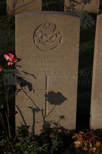 RUE-DES-BERCEAUX MILITARY CEMETERY, RICHEBOURG-L'AVOUE - YOUNG, R