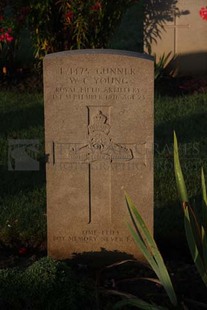 RUE-DES-BERCEAUX MILITARY CEMETERY, RICHEBOURG-L'AVOUE - YOUNG, WILLIAM CHARLES