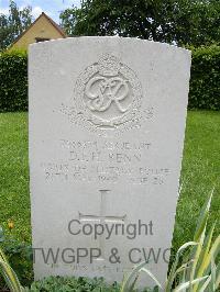 Le Grand-Luce War Cemetery - Benn, Douglas Frederick Holden
