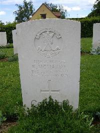 Le Grand-Luce War Cemetery - McHardy, Robert