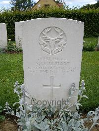 Le Grand-Luce War Cemetery - Urquhart, Alister