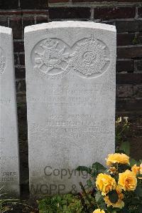 Les Baraques Military Cemetery Sangatte - Beighton, H