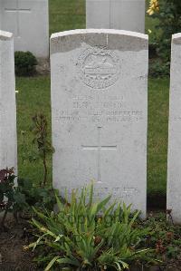 Les Baraques Military Cemetery Sangatte - Finch, H W