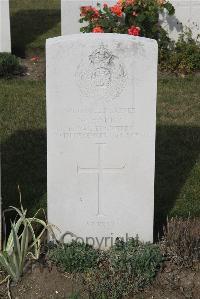 Les Baraques Military Cemetery Sangatte - Harry, William