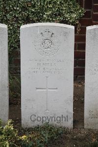 Les Baraques Military Cemetery Sangatte - Mills, H