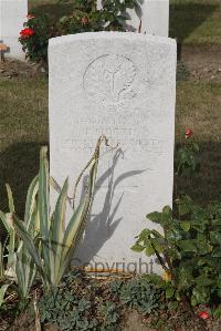 Les Baraques Military Cemetery Sangatte - Morris, Thomas