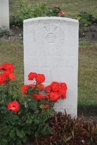 Les Baraques Military Cemetery Sangatte - Nicholas, Garfield