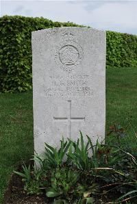Longueval Road Cemetery - Smith, H G