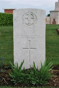 Longueval Road Cemetery - Trapp, J