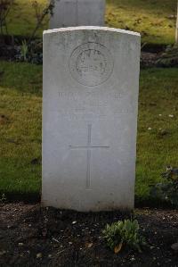 Louez Military Cemetery Duisans - Giles, Peter
