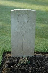 Louez Military Cemetery Duisans - Matthews, F E