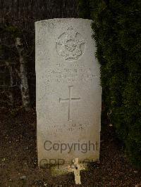 Marissel French National Cemetery - Dombrain, Peter Charles Lewis