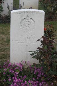 Noyon New British Cemetery - Gordon, A