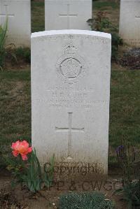Noyon New British Cemetery - Gurr, H R