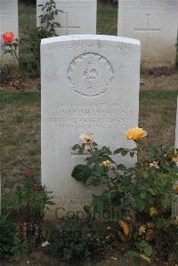 Noyon New British Cemetery - Handscomb, Leonard