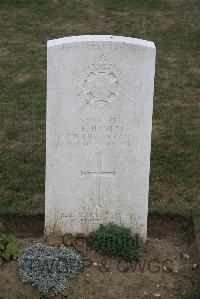 Noyon New British Cemetery - Hanley, J F