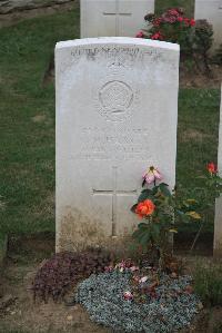 Noyon New British Cemetery - Harvey, J H