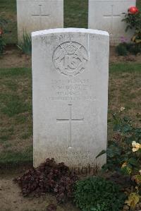 Noyon New British Cemetery - Hayden, A H