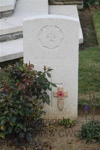 Noyon New British Cemetery - McCurrie, Robert