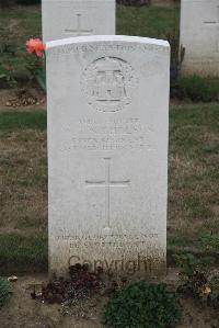 Noyon New British Cemetery - Nicholson, William Thomas